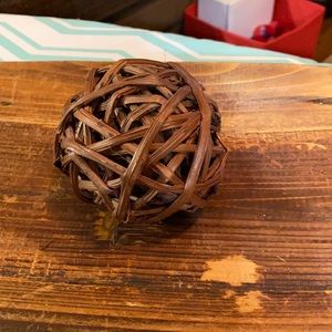 Single wooden decorative ball